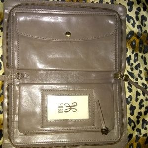 HOBO EVOLVE LEATHER WRISTLET/CLUTCH 🦋